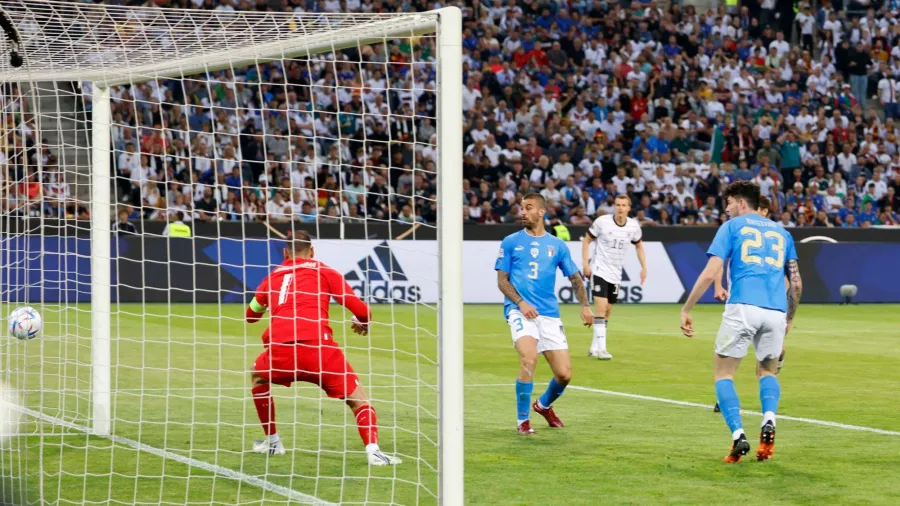 Gianluigi Donnarumma cometió un error en el quinto gol, luego de entregarle el esférico a un rival en una salida.