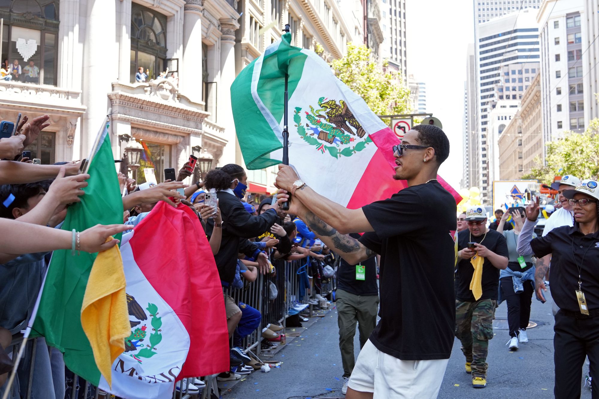 Juan Toscano, con orgullo mexicano en el desfile de los Warriors