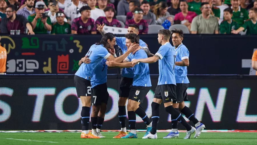 Doblete de Edinson Cavani y así festeja Uruguay su goleada ante México