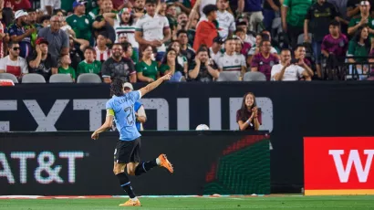 Con dos goles de Edinson Cavani (46' y 54') y uno más de Matías Vecino (35'), Uruguay está goleando 3-0 a México en Phoenix.