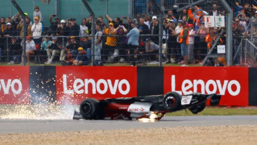 Impactante accidente en la salida del Gran Premio de Silverstone