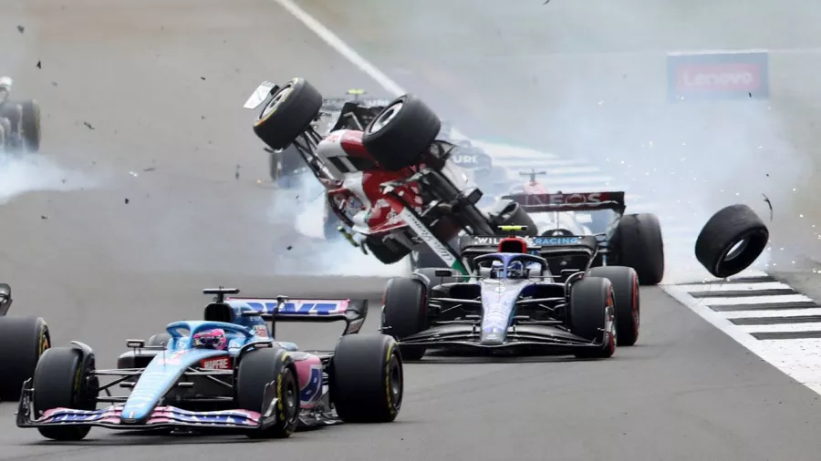 Impactante accidente en la salida del Gran Premio de Silverstone