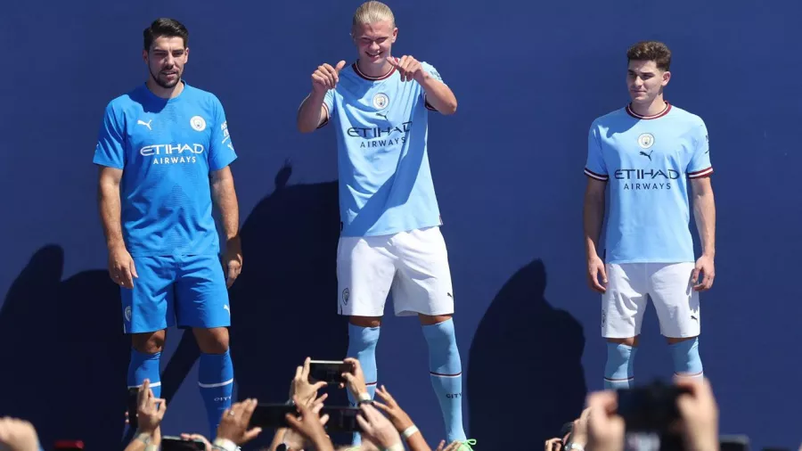 Espectacular presentación de Erling Haaland y Julián Álvarez con Manchester City