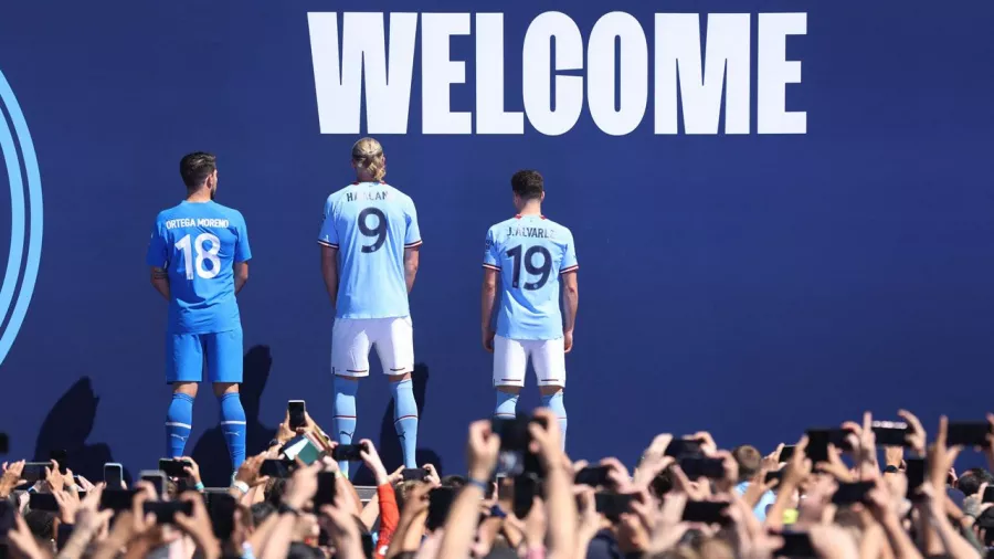 Espectacular presentación de Erling Haaland y Julián Álvarez con Manchester City