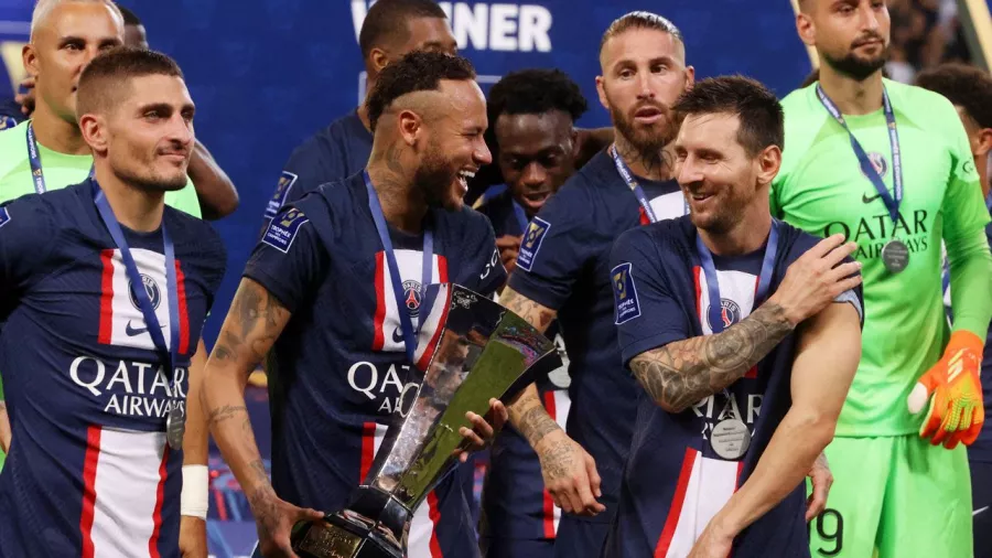 Lionel Messi recorta la ventaja con la Supercopa de Francia y se acerca a Dani Alves