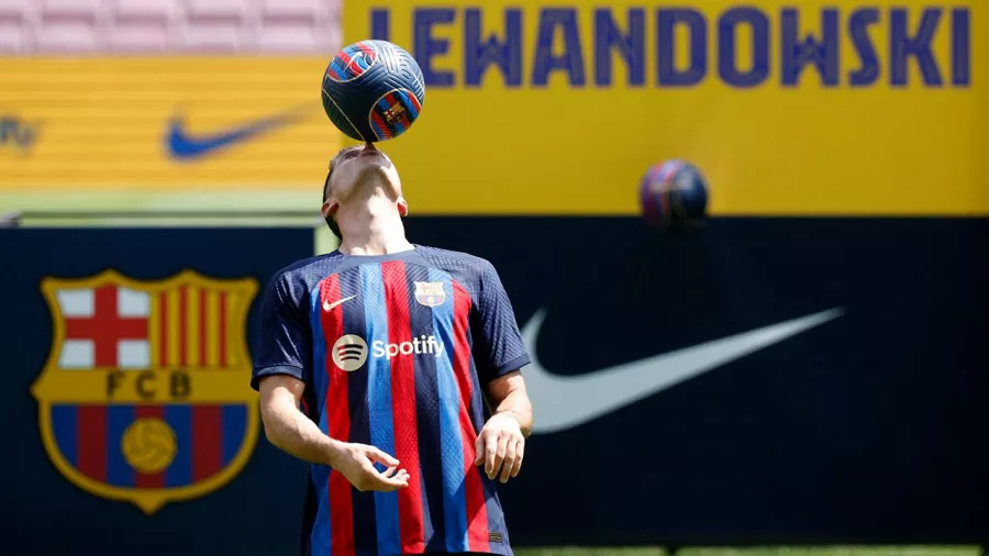 "Estoy muy orgulloso de ser futbolista del Barça. Ha sido difícil, pero al final estoy aquí": Lewandowski.