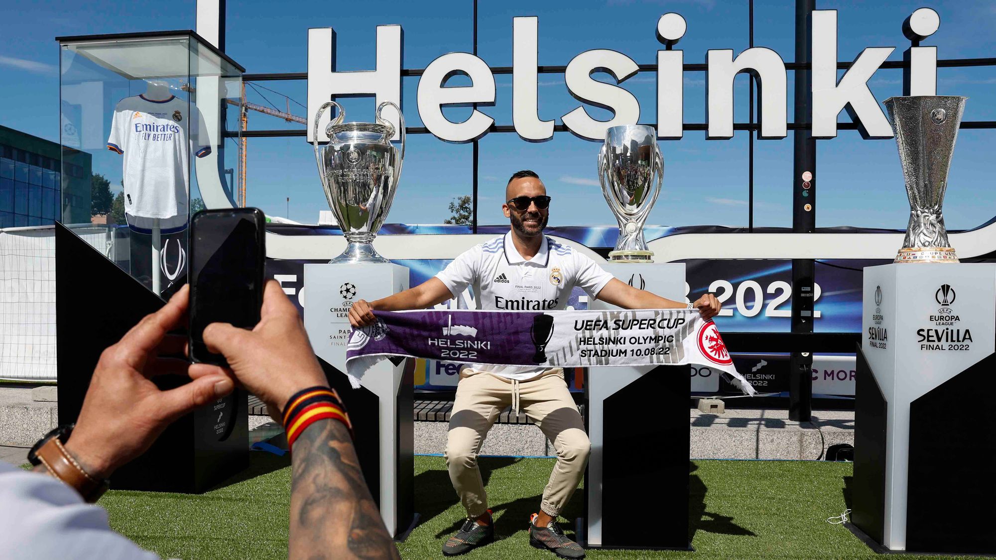Previo a la Supercopa las aficiones inundan las calles de Helsinki