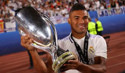 El Real Madrid levanta por los aires el primer título del 'sextete'