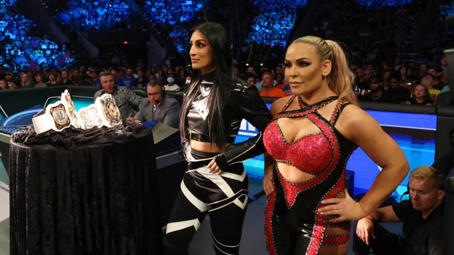 Intensa batalla campal femenil en SmackDown