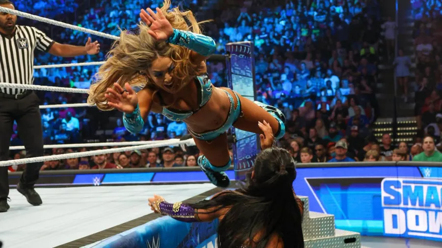 Intensa batalla campal femenil en SmackDown