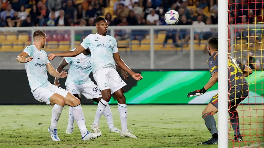 Denzel Dumfries salvó a Inter frente a Lecce en el inicio de la Serie A