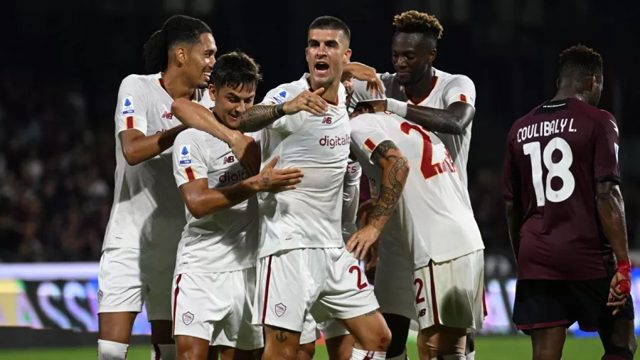 Roma mantiene el pulso de Milan e Inter y comienza la Serie A ganando