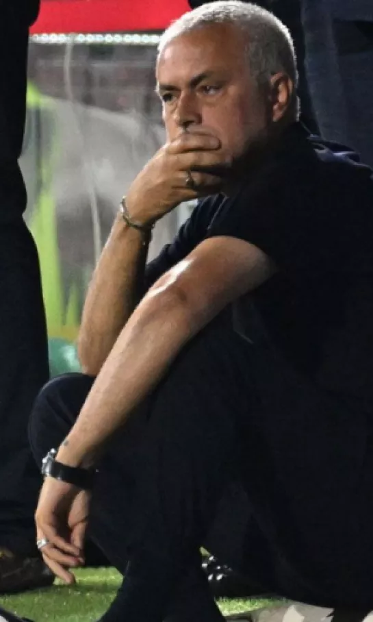 Una figura de Jose Mourinho baja con la Roma por fractura de tibia