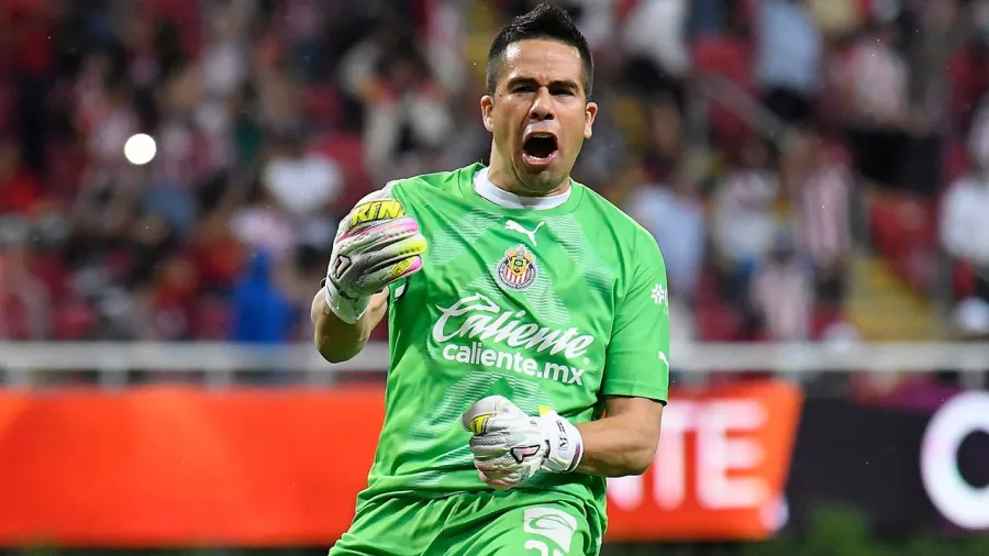 El seleccionado peruano, Santiago Ormeño, festejó su primer gol con Chivas
