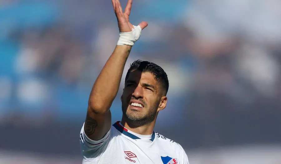 Luis Suárez anota en el Clásico de Uruguay