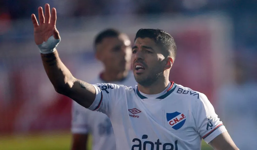 Luis Suárez anota en el Clásico de Uruguay