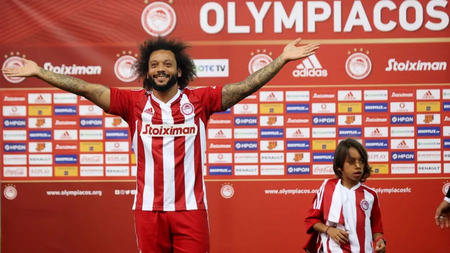 La afición de Olympiacos recibió a Marcelo como ídolo