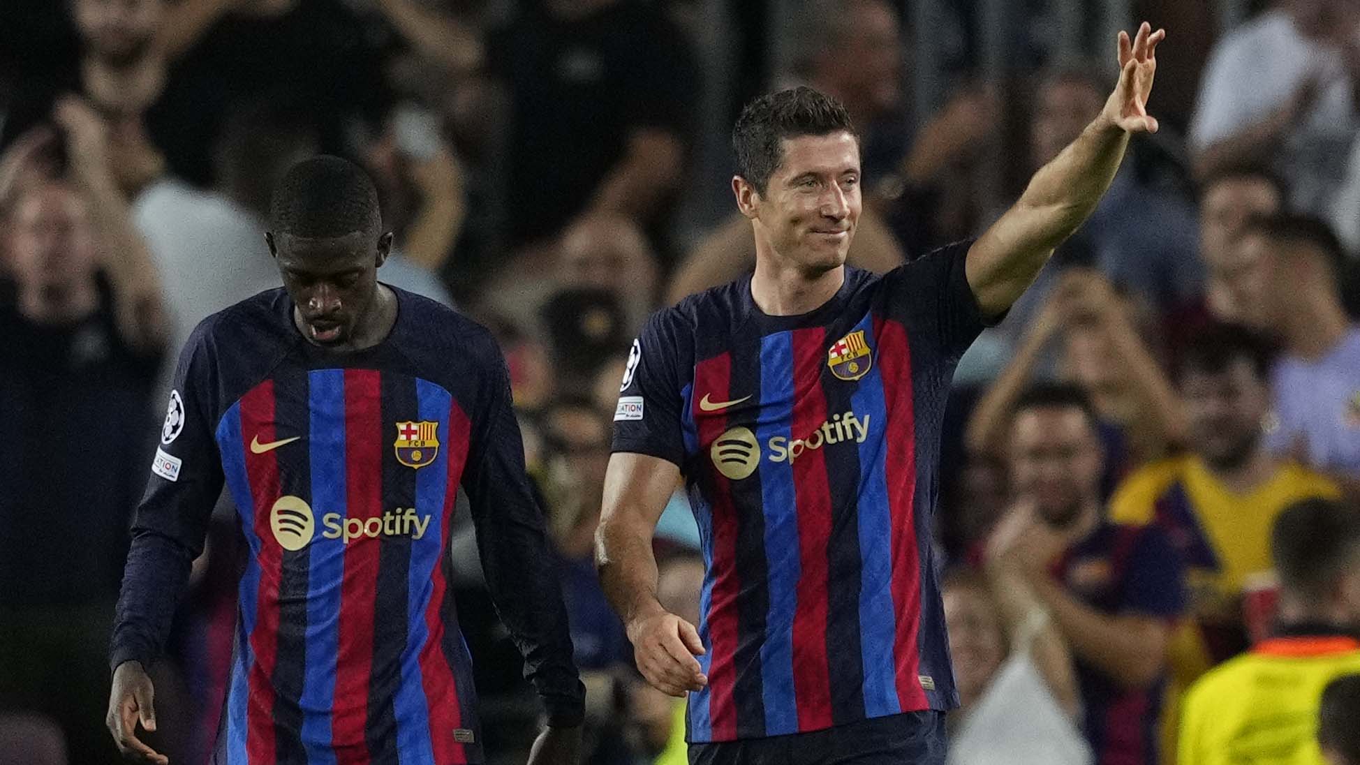 En el tiempo de compensación (45+3') Lewandowski cabeceó un centro preciso de Ousmane Dembélé para el 3-1.