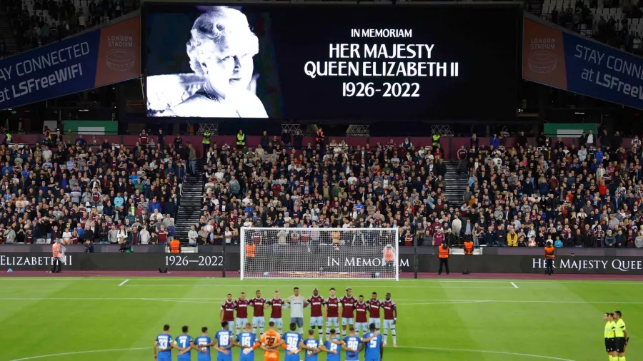 La Familia Real anunció el fallecimiento de la reina Elizabeth II, a los 96 años. El mundo del balompié le rindió homenaje.