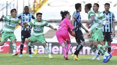 Con un gol de palomita, tras un tiro de esquina y el recentro de Gorriarán, Carlos Acevedo anotó el 3-3 ante Querétaro al 90'+10.