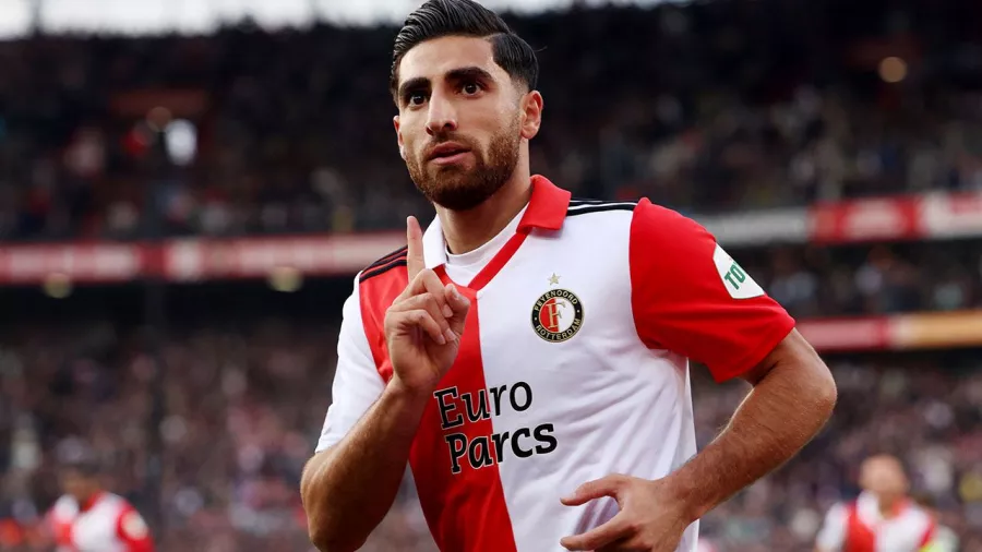Santiago Giménez, cinco goles en Feyenoord; cero partidos como titular