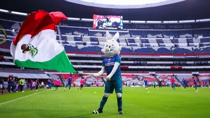 ¡Celebrando a México! Cruz Azul le puso verde a su jersey y León pintó sus números