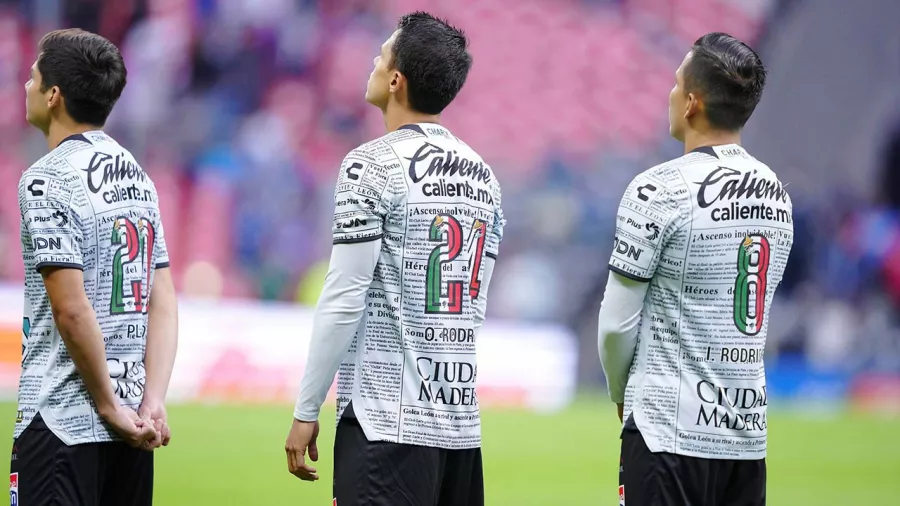 ¡Celebrando a México! Cruz Azul le puso verde a su jersey y León pintó sus números