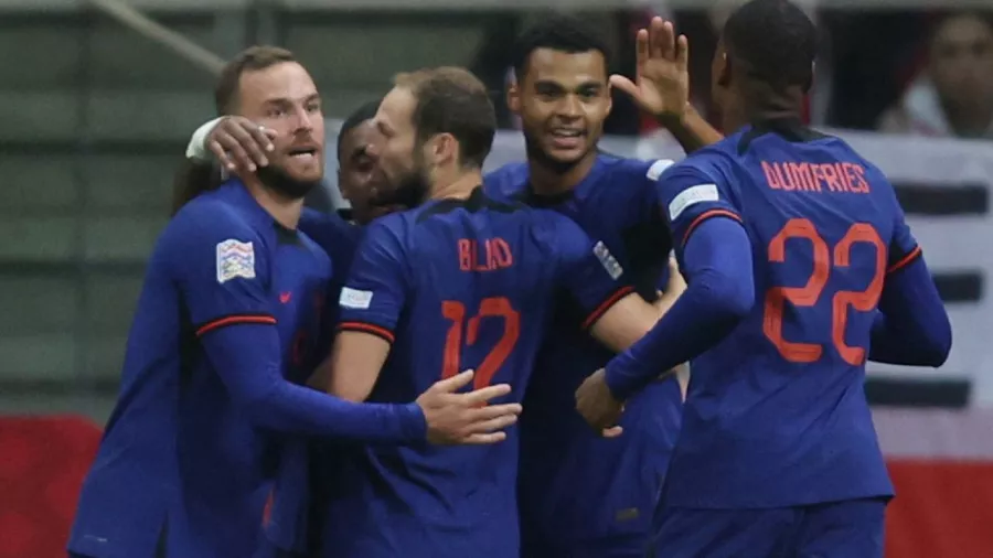 Holandas venció 2-o a Polonia con los goles de Gakpo y Berwijn, quien a los 60 minutos se armó una pared con el exjugador de Rayados de Monterrey, Vicent Janssen.
