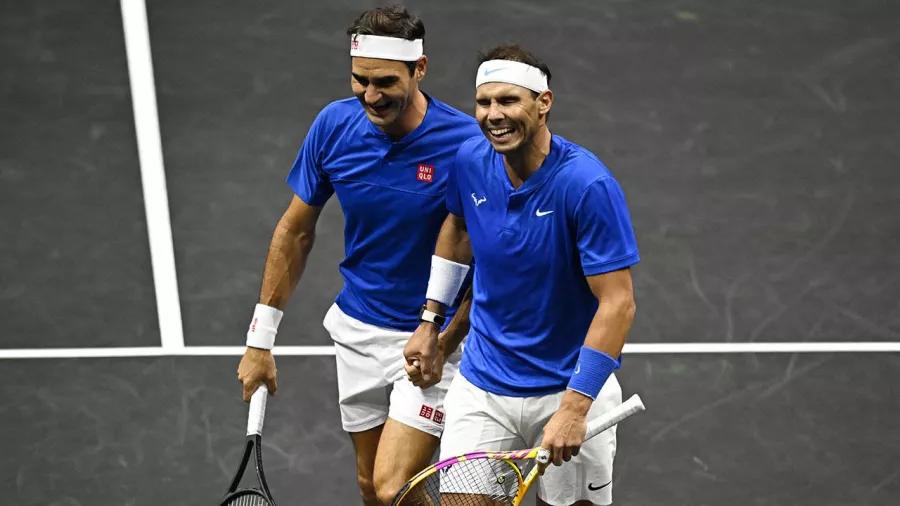 Con derrota, pero haciando equipo con su eterno rival y amigo Rafael Nadal, el hombre que revolucionó el tenis dijo adiós.