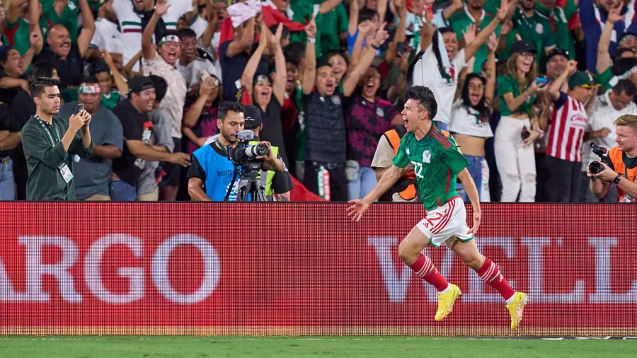 ¡Lo necesitaba! 'Chucky' Lozano gritó con todo su gol ante Perú