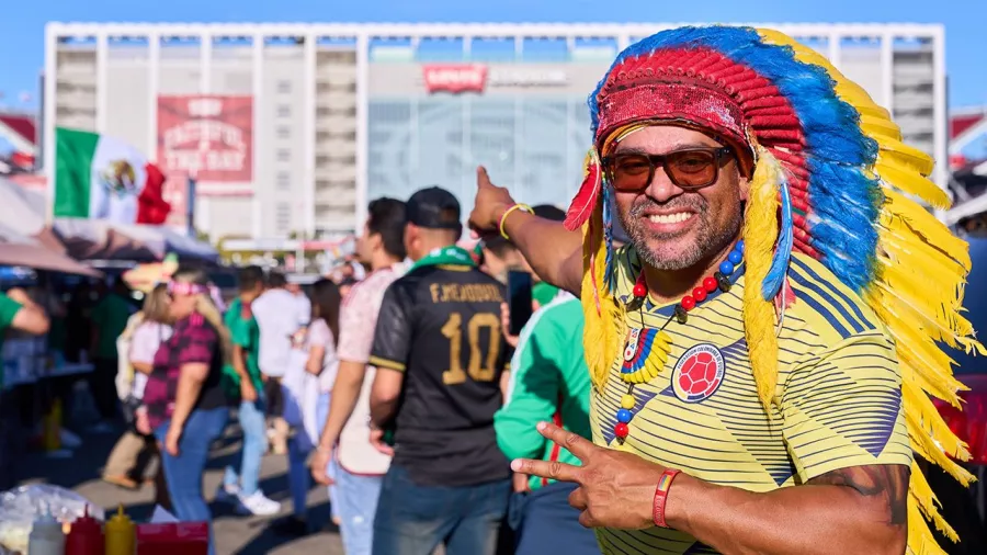 ¿Quién sacó el mejor atuendo? Los fans se lucieron previo al duelo entre México y Colombia