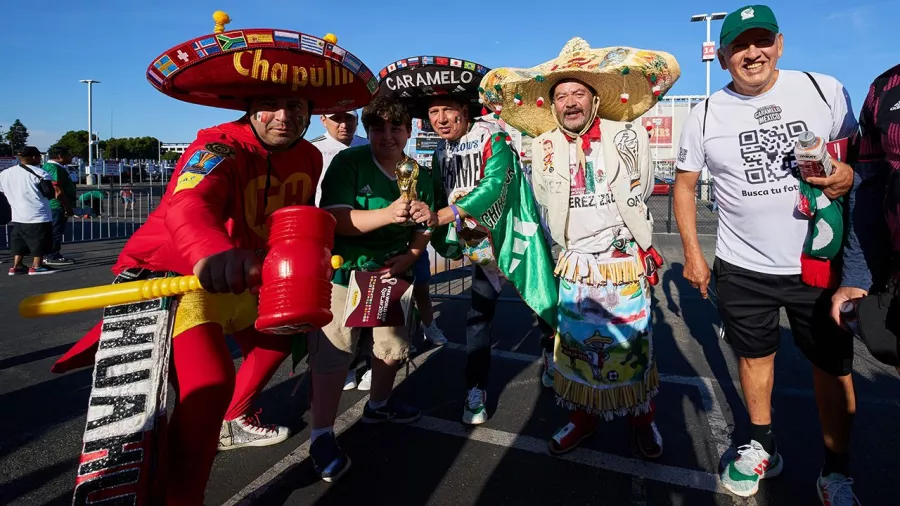 ¿Quién sacó el mejor atuendo? Los fans se lucieron previo al duelo entre México y Colombia