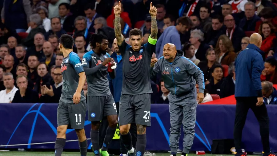 Napoli goleó a Ajax que está cerca de la eliminación en la Champions League