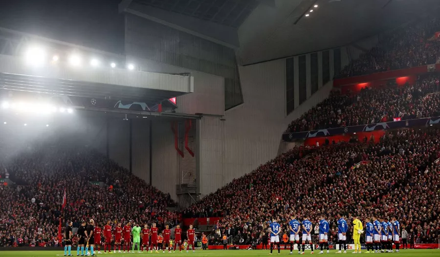 Minuto de silencio en Anfield. Liverpool, Inglaterra 