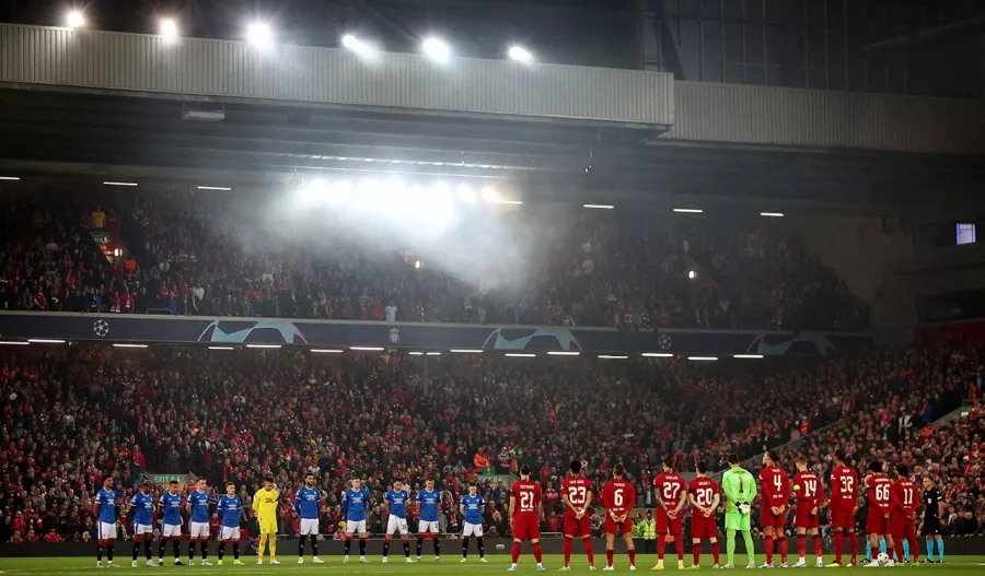Minuto de silencio en Anfield. Liverpool, Inglaterra 