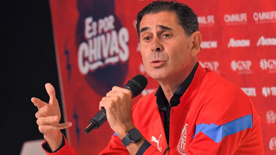 Fernando Hierro ya posa con los colores de Chivas y el club le promete inversión