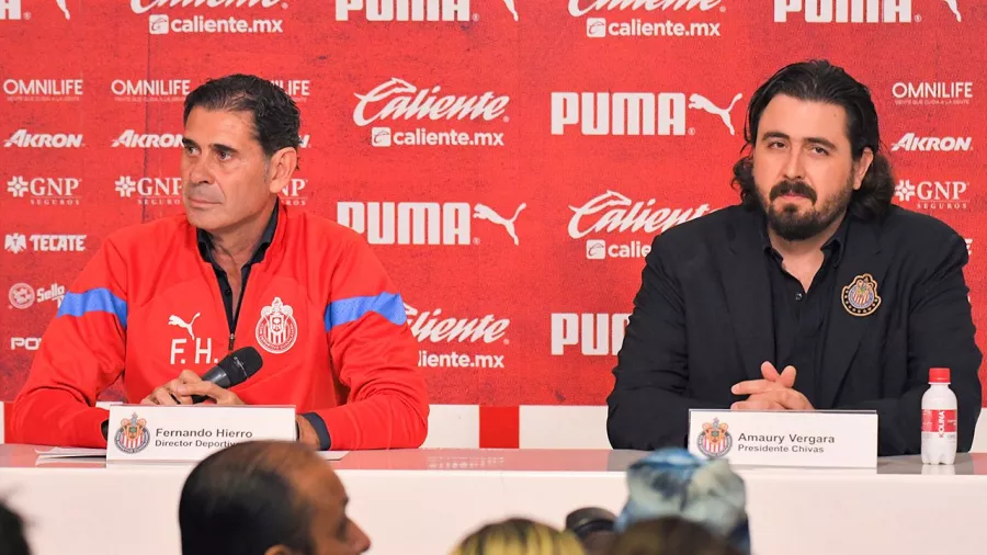Fernando Hierro ya posa con los colores de Chivas y el club le promete inversión
