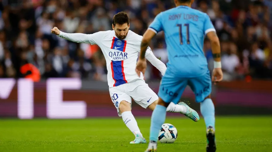 Messi anotó un golazo con un tiro de larga distancia 