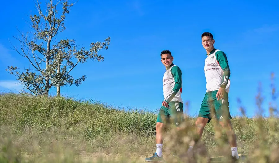 Raúl Jiménez se entrena con el Tri con la esperanza de llegar al Mundial
