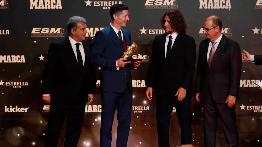 El futbolista estuvo acompañado por el director del diario Marca, así como por el presidente del Barcelona.