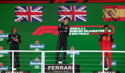 George Russell se corona en Brasil con Lewis Hamilton como su sombra