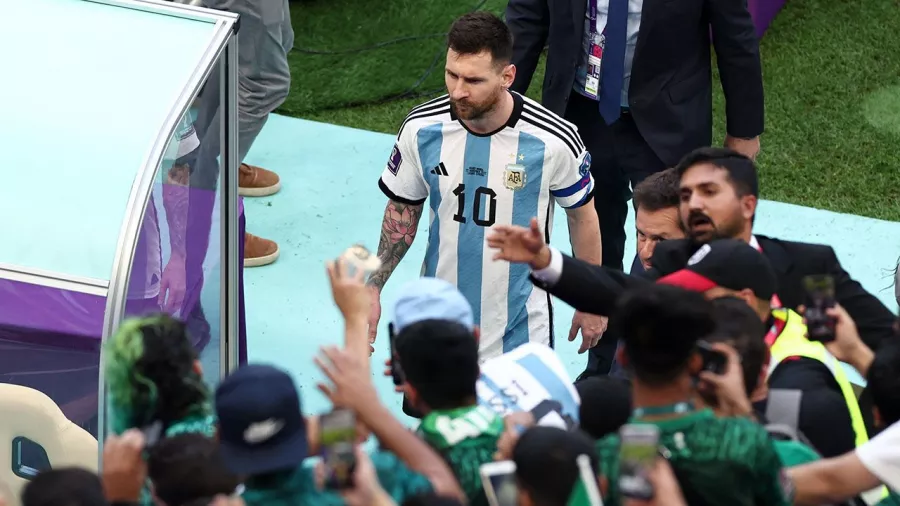 Pese al penal tempranero de 'La Pulga', Argentina perdió 2-1 ante Arabia Saudita, la tercera selección menos valiosa.