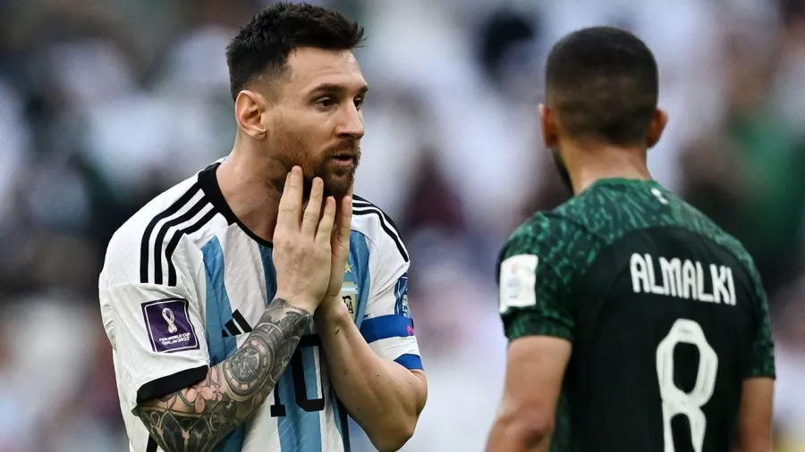 Messi inició el quinto Mundial de su carrera con una derrota por demás inesperada, luego de 36 partidos de imbatibilidad.