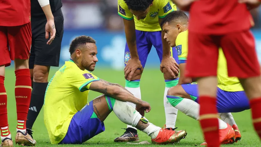 El tobillo de Neymar es la preocupación de Brasil tras la victoria ante Serbia