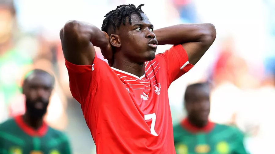 A los 48 minutos, una gran diagonal de Xherdan Shaqiri encontró al único jugador camerún que vestía de rojo en medio de tres rivales.