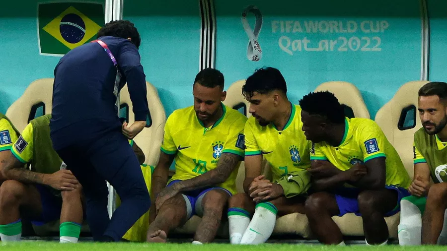 El tobillo de Neymar es la preocupación de Brasil tras la victoria ante Serbia