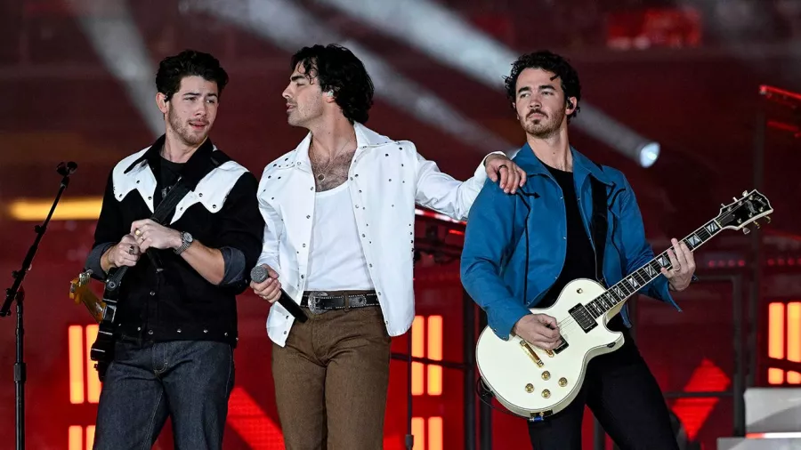 Los Jonas Brothers anotaron 'touchdown' en el medio tiempo del Dallas-NYG