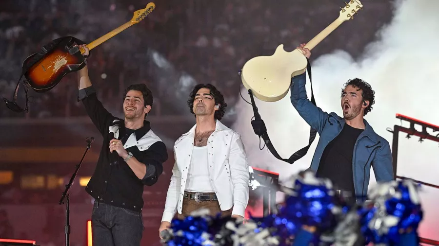 Los Jonas Brothers anotaron 'touchdown' en el medio tiempo del Dallas-NYG