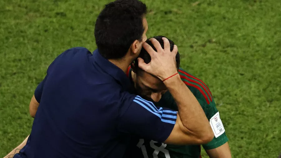 El técnico argentino Lionel Scaloni consoló al mexicano