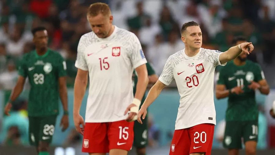 Polonia renace con el gol de Zielinski y el penal atajado de Szczesny